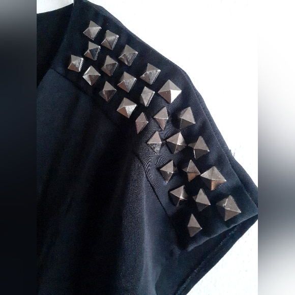 Fitted romper with square metallic shoulder studs - Picture 2 of 9